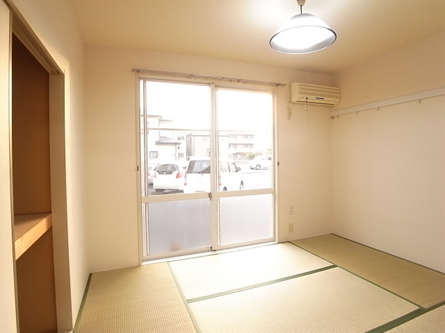 Other room space. Japanese-style room 6 quires Air conditioning 1 groups Closet