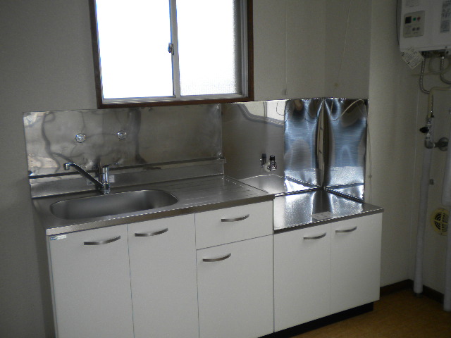 Kitchen. Bright kitchen ◎ sink new that there is a window