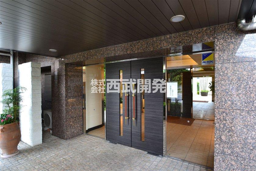 Entrance. Common areas