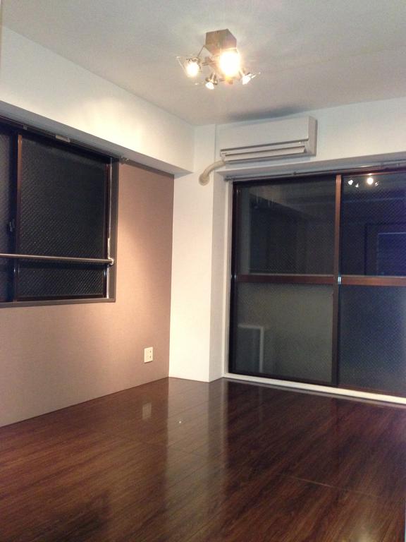 Living and room. Flooring ・ Air conditioning new