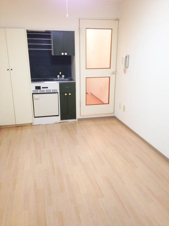 Living and room. refrigerator, Washing machine, With dryer