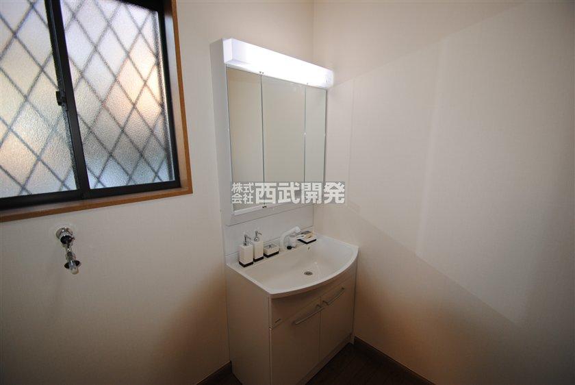 Wash basin, toilet. Indoor (12 May 2013) Shooting First floor basin