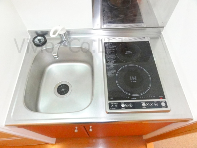 Kitchen. Electric stove 2 burners equipped. Easy even cleaning in the flat type