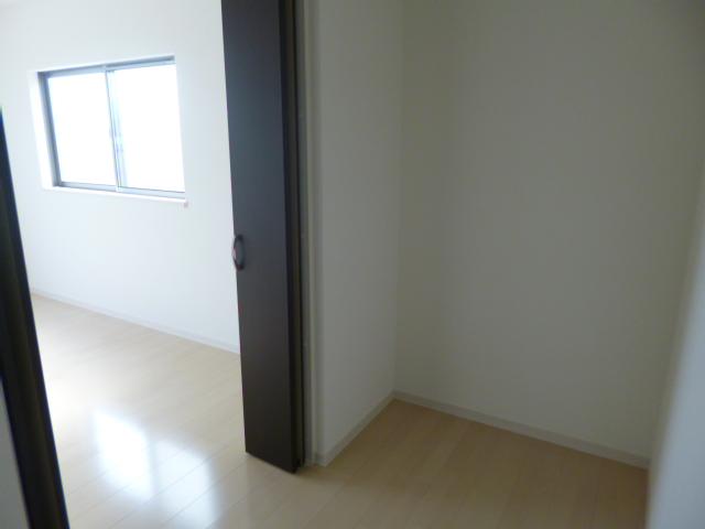 Receipt. Example of construction. There is a walk-in closet.