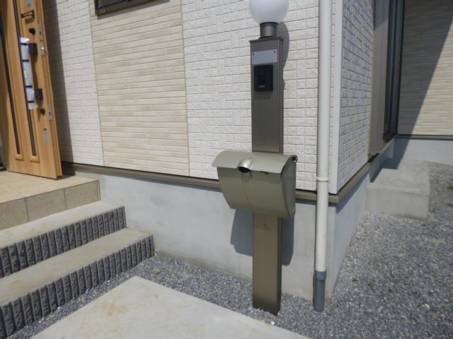 Entrance. Example of construction. Corner posts. Door is a double lock of dimple key with excellent picking measures. 