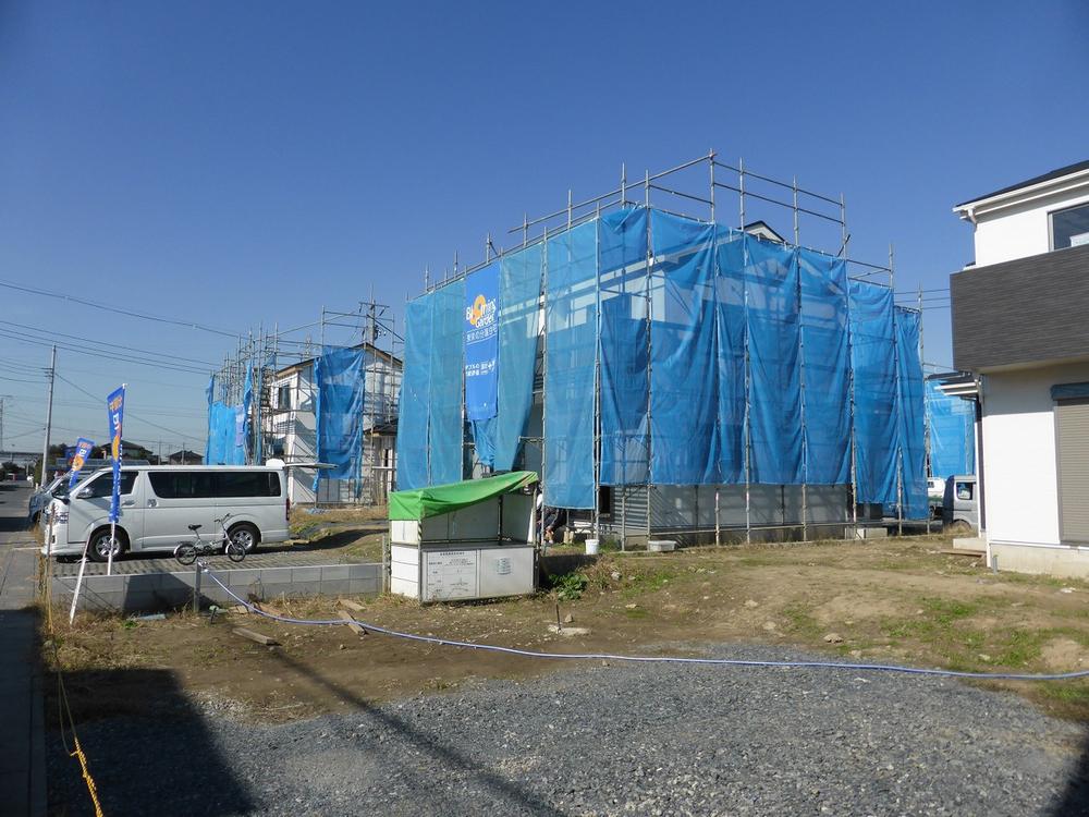 Local photos, including front road. Local appearance