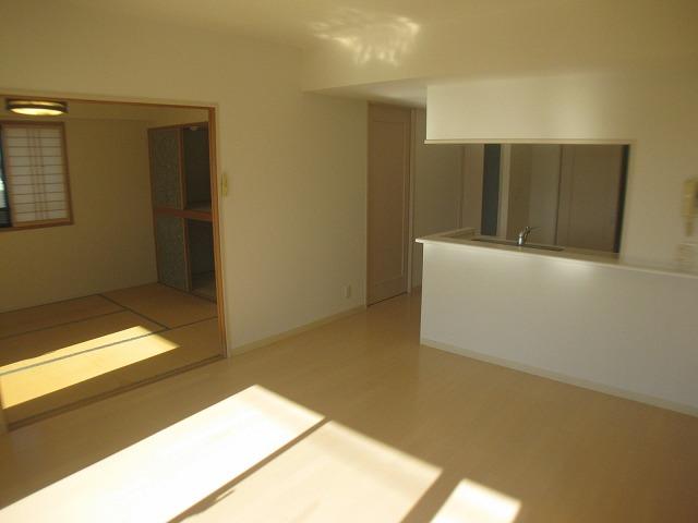 Non-living room. To the kitchen, You you will receive sunlight.