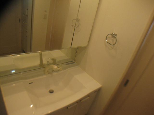 Wash basin, toilet. Morning Shan easily with shampoo dresser