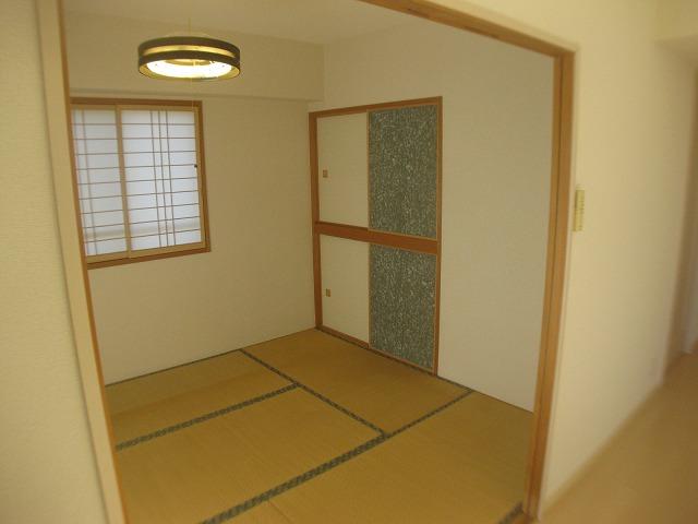Non-living room. Also calm Japanese-style