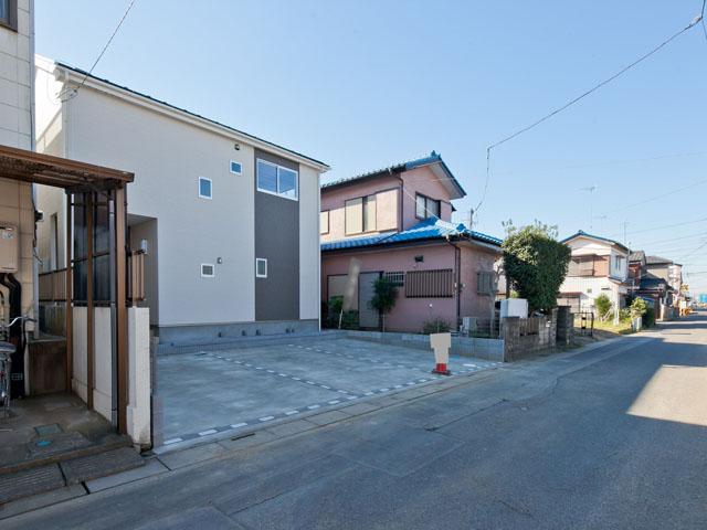 Local photos, including front road. Local (11 May 2013) Shooting