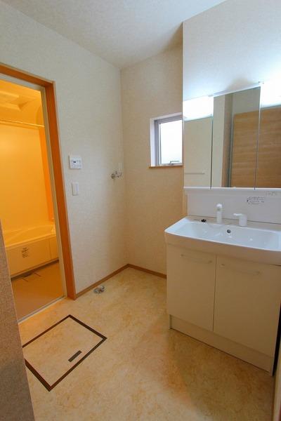 Wash basin, toilet. Vanity morning with Shan Perfectly hand shower Since it is a three-sided mirror, Convenient to get dressed.