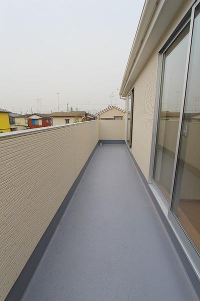 Balcony. South-facing roof balcony