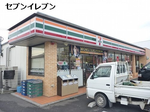 Convenience store. 600m to Seven-Eleven (convenience store)