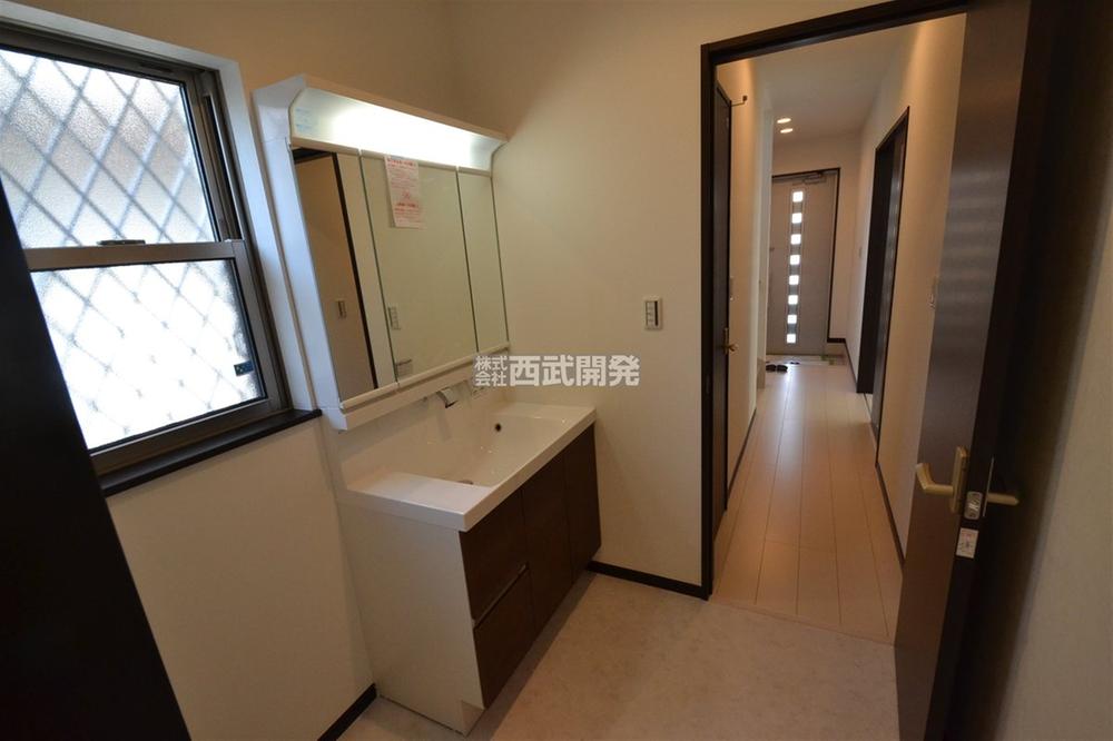 Wash basin, toilet. Indoor (11 May 2012) shooting