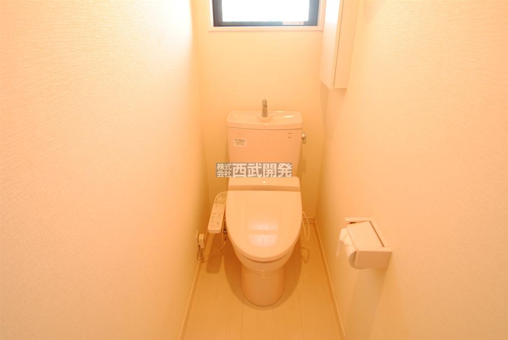 Toilet. Indoor (12 May 2013) Shooting 1 mat a wide toilet