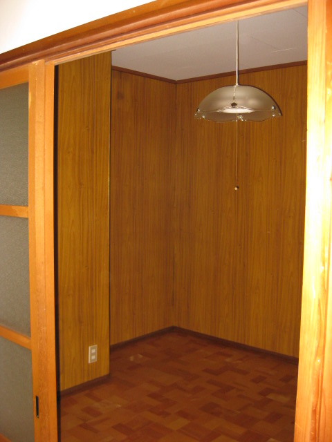 Other room space. North Western-style