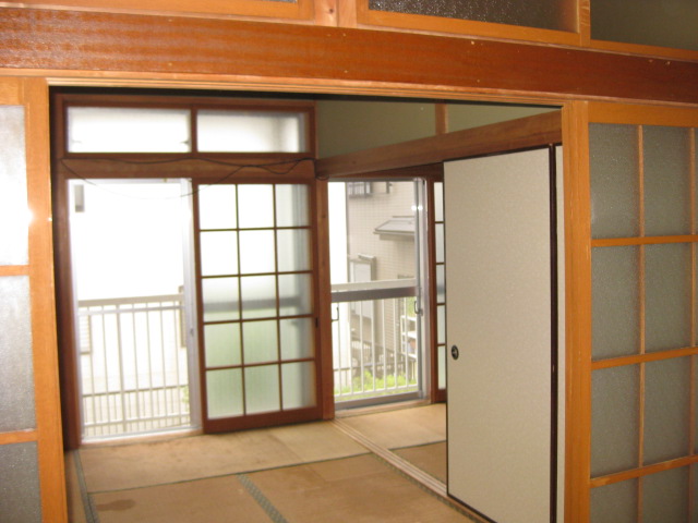 Living and room. Tatami is your move before We replaced with a new one