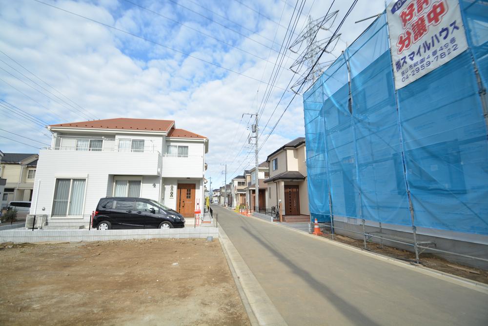 Local photos, including front road. Easy to handle new cityscape! 