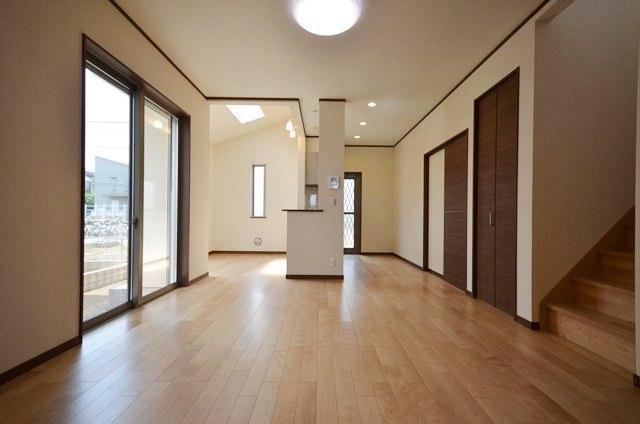 Living. 16.5 Pledge of LDK. High Stat (ceiling height 2680mm), Open living spaces of Haisasshi. Living-in stairs, Has become a face-to-face the kitchen, such as nature and family of communication deepens design. (4 Building)