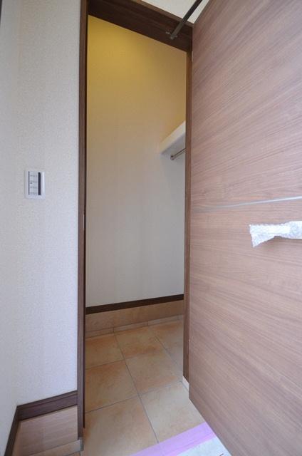 Receipt. Shoes-in closet to put remains of shoes, Handy for storage, such as a stroller or a golf bag. (4 Building)