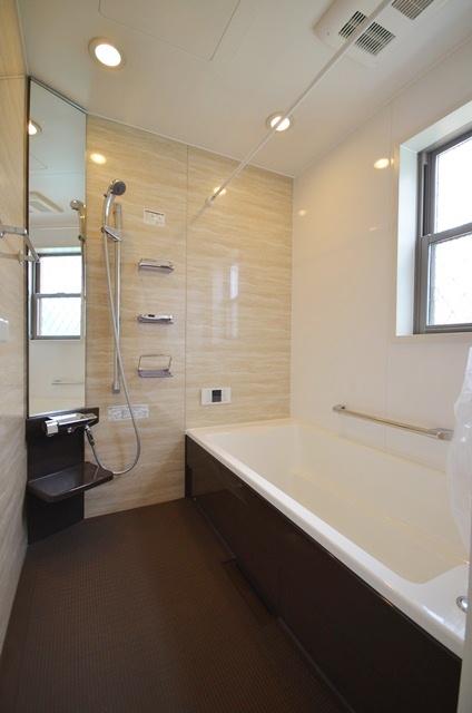 Bathroom. Bathroom of the calm atmosphere in the gentle colors. Tired in the bathtub stretched his leg in 1 pyeong type. (4 Building)