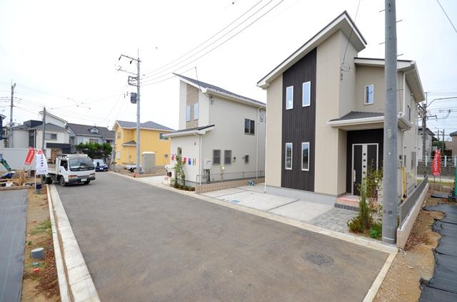 Local appearance photo. Since the front road is located 6.2m width, You can also put spacious garage person operation is weak. Since also pass through there is no is also safe for families with small children. 