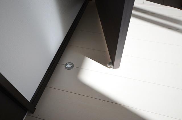 Other. Magnet type of door stopper. Stop and snap, It can get in the way of cleaning so flat.