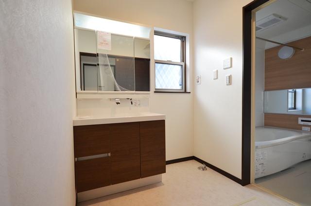 Wash basin, toilet. Three-sided mirror Shampoo dresser.