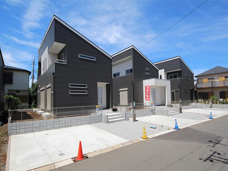 Local appearance photo. All building land is 47 square meters, Car space There are two cars parallel. Chic and stylish appearance. It roof of the shed is impressive. (2013 July shooting)