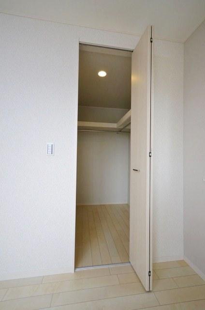 Receipt. Convenient walk-in closet for storage of seasonal and large luggage. (1 Building)