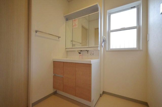 Wash basin, toilet. Adopt a "Erushii" of INAX the washstand. With shampoo dresser of the three-sided mirror, This is useful in a busy morning. (1 Building)