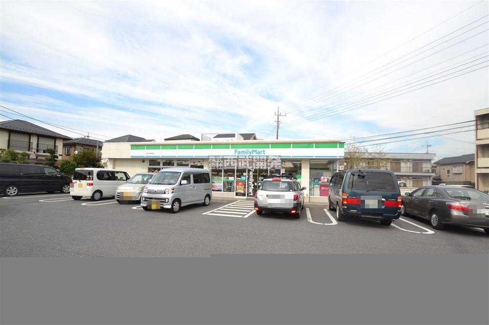 Convenience store. 450m to FamilyMart