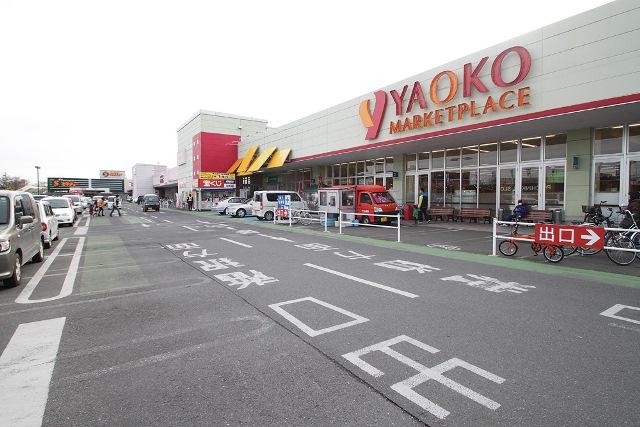 Shopping centre. Including the Yaoko Co., Ltd. and home improvement of Sekichu of 570m super to Market City Iriso, 100 yen shops and drugstores, etc., Convenient shops are uniform shopping mall. 