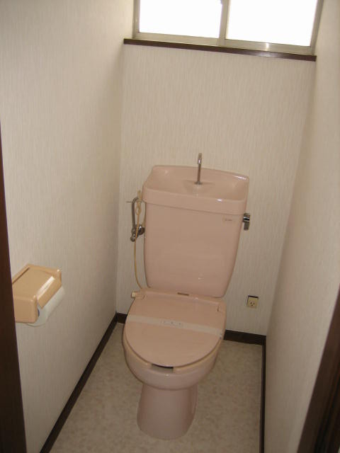 Toilet. With warm toilet ・ There is a window in the toilet