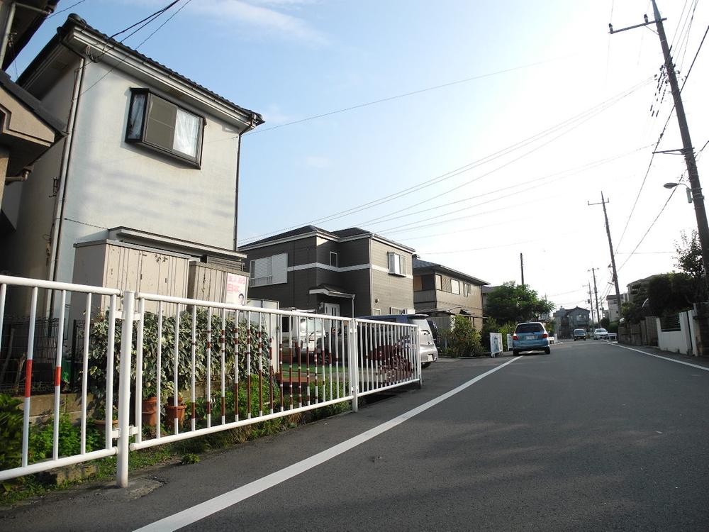 Local photos, including front road. Easy to 6m wide of the front road driving. Small stress does not feel of even less garage as car. (August 2013) Shooting