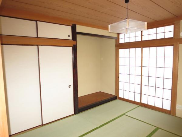 Non-living room. Bright two-sided lighting the first floor Japanese-style room