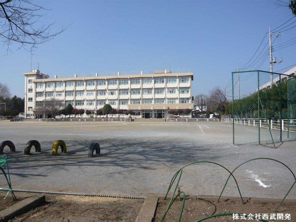 Primary school. 720m to Iruma field elementary school