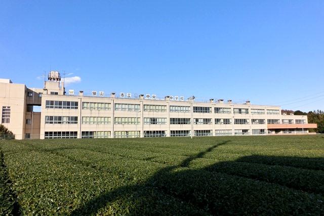 Junior high school. 1050m to the center junior high school