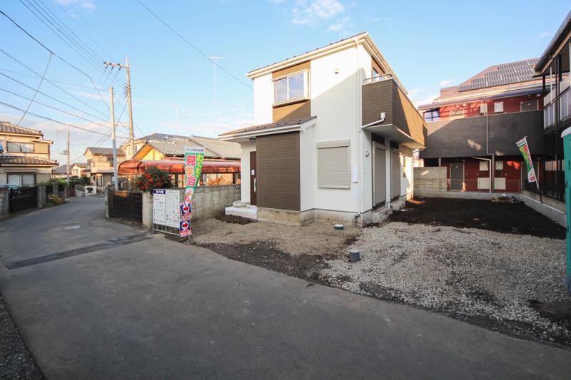 Local photos, including front road. Local (12 May 2013) Shooting