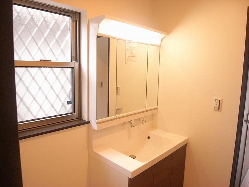 Wash basin, toilet. Indoor (June 2013) Shooting