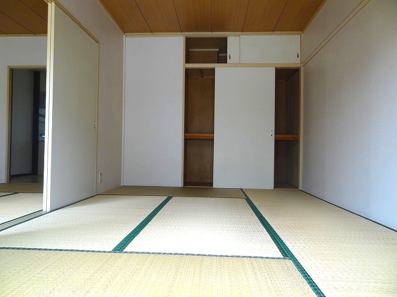 Living and room. Japanese-style room east