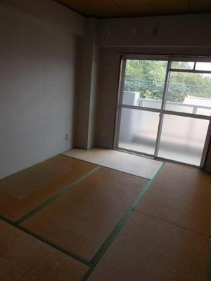 Living and room. It is relaxing comfortably Japanese-style room.