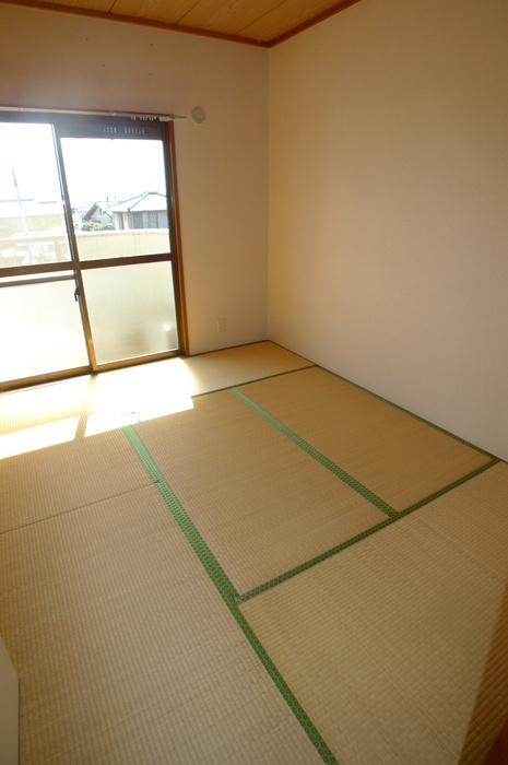 Living and room. I want Japanese-style one if Japanese