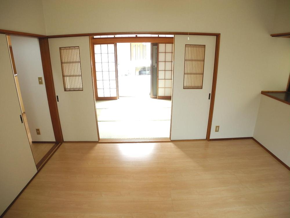 Non-living room. First floor 7 mat of Western-style 13 tatami in conjunction with the Japanese-style room