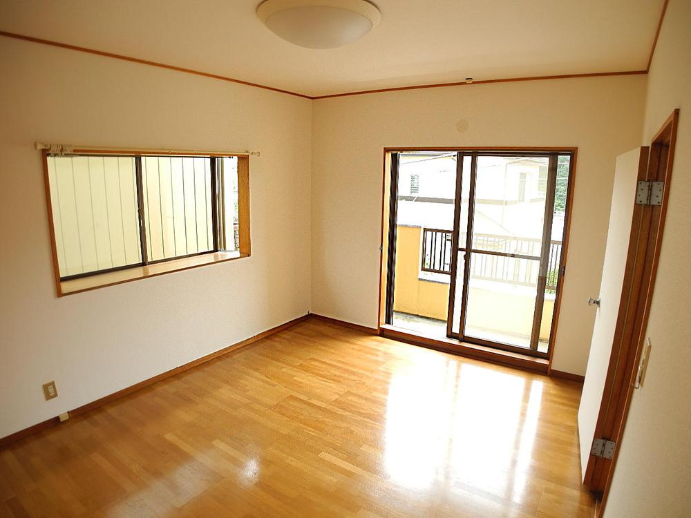 Non-living room. 2 Kaiyoshitsu, South-facing light of day is plugged