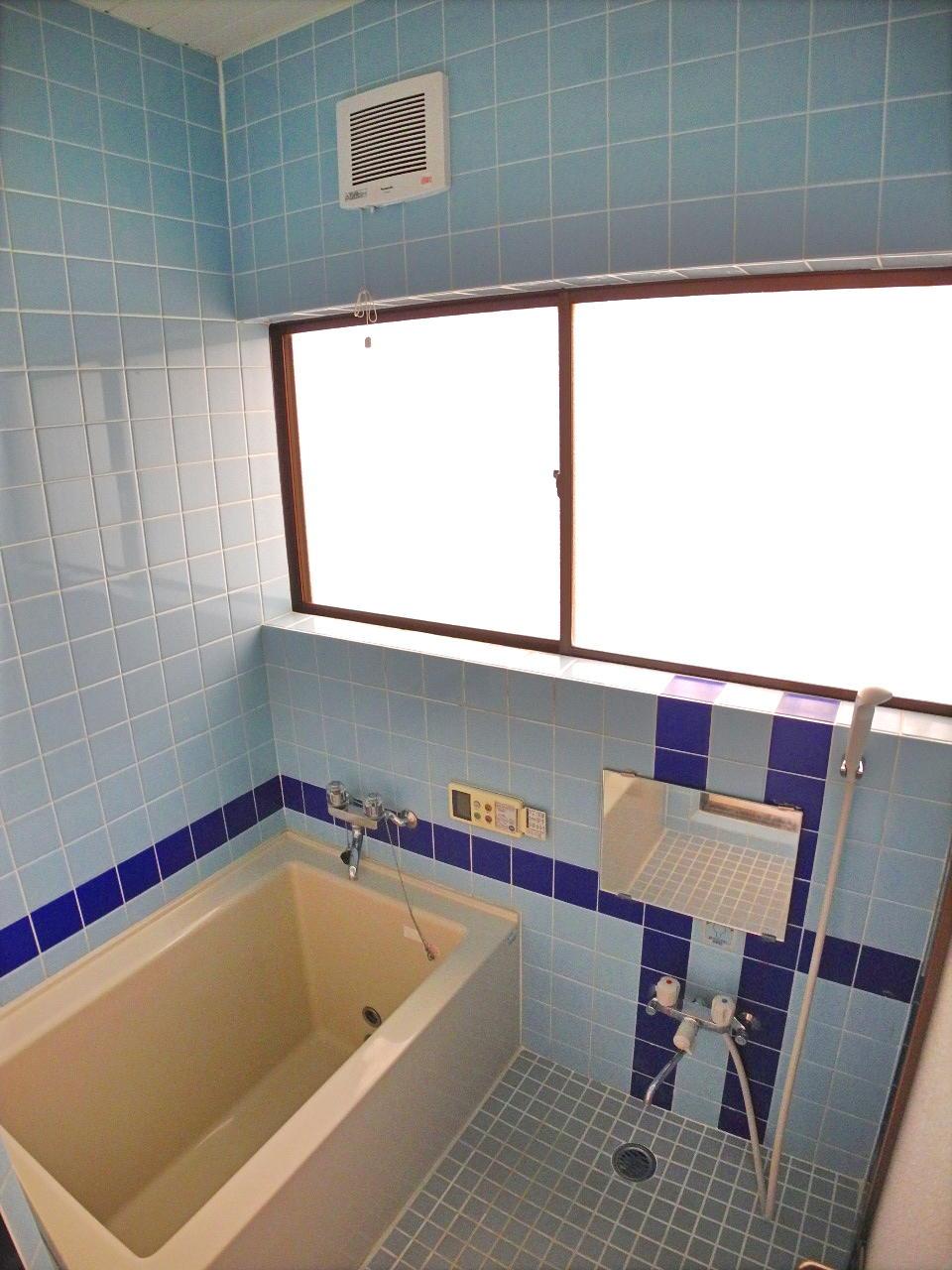 Bathroom. bathroom, Moisture of muffled without hesitation with a window (July 2013) Shooting