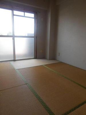 Living and room. Intimate six quires of Japanese-style room. 