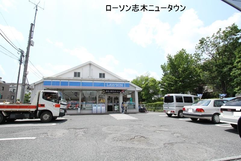 Convenience store. 450m until Lawson Shiki New Town