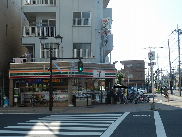 Convenience store. 600m to Seven-Eleven (convenience store)