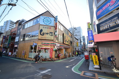 Convenience store. 600m to Seven-Eleven (convenience store)